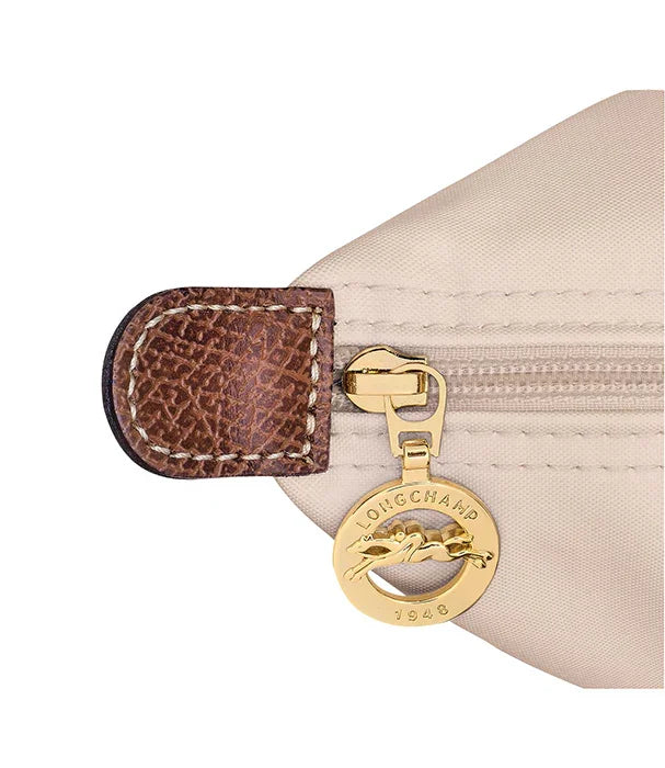 רוכסן זהב של תיק LONGCHAMP עם תג עור חום, מוצר יוקרה ב-CHOZEN