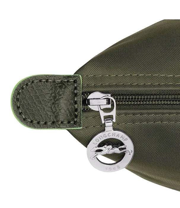 רוכסן תיק בד ירוק עם תגית כסף ממותגת Longchamp, מותג אופנה בינלאומי ב-CHOZEN