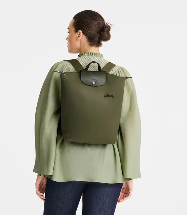 אישה עם תרמיל ירוק אופנתי על הגב, צילום לקטלוג מותגים של קבוצת אלפא CHOZEN