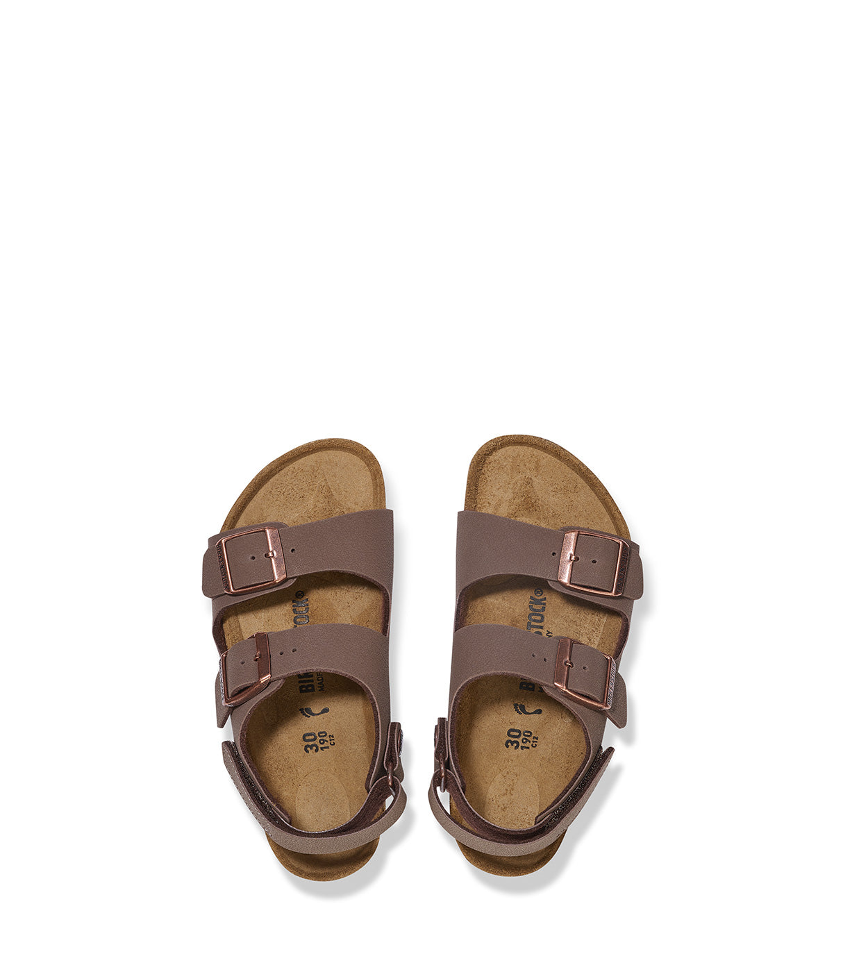 סנדלי ילדים עור חום עם רצועות ואבזמים מתכתיים, מראה עליון על רקע לבן