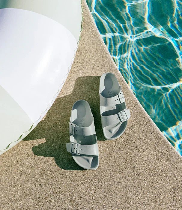 כפכפי סלייד אפורים ליד בריכה ומזרן ים, צילום מוצר לאתר CHOZEN