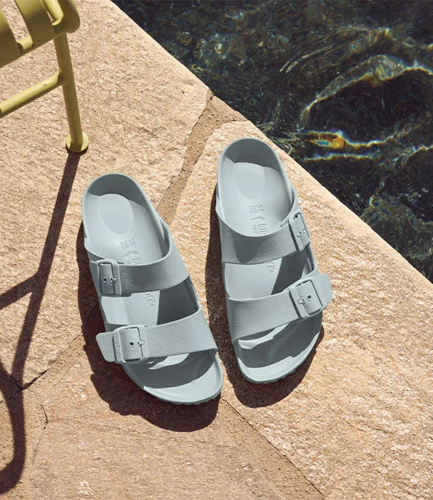 סנדלי גומי אפורים בריכה מבית מותגים ב-CHOZEN, צילום ליד מים