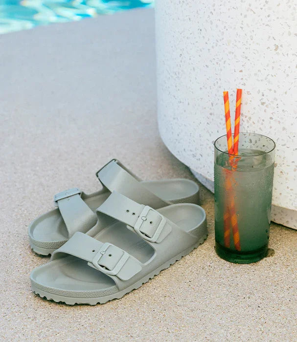 כפכפי גומי אפורים עם כוס שתייה ליד בריכה, אופנת קיץ CHOZEN