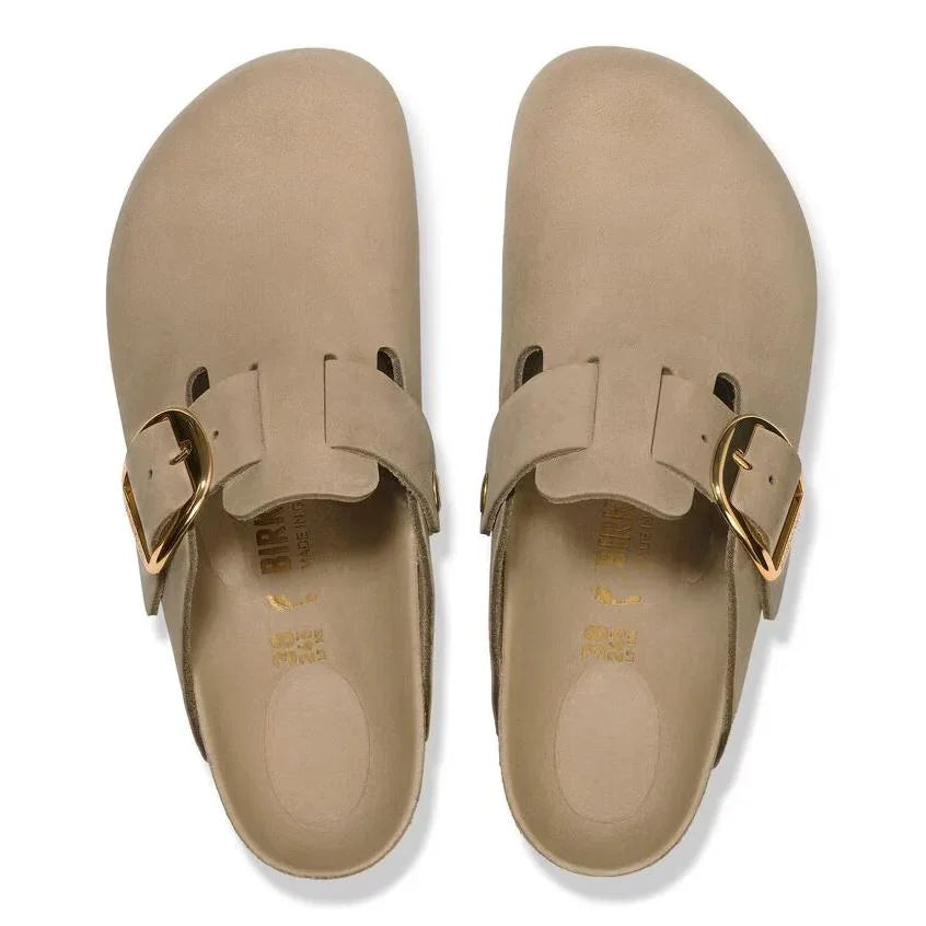 כפכפי בירקנסטוק בז׳ עם אבזם זהב, נעלי מותגים ב-CHOZEN, קבוצת אלפא