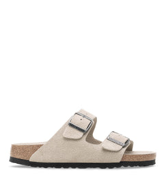 כפכפי BIRKENSTOCK Arizona זמש בז' מבט מהצד עם סוליית שעם וגומי שחורה, מבית CHOZEN