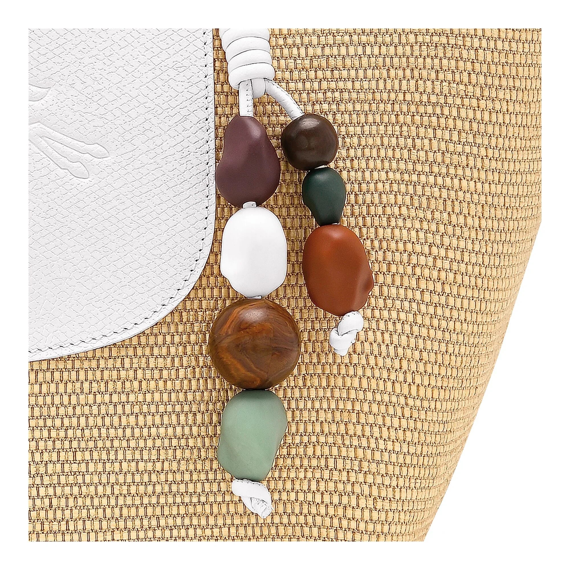 תיק קש אופנתי עם חרוזים צבעוניים ודיטיילים בלבן, מתוך קולקציית המותגים CHOZEN