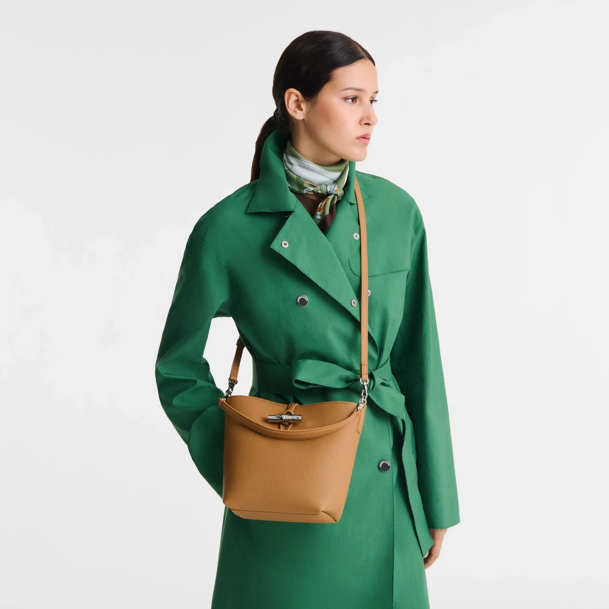 אישה עם מעיל ירוק ותיק כתף חום, אופנת נשים יוקרתית CHOZEN