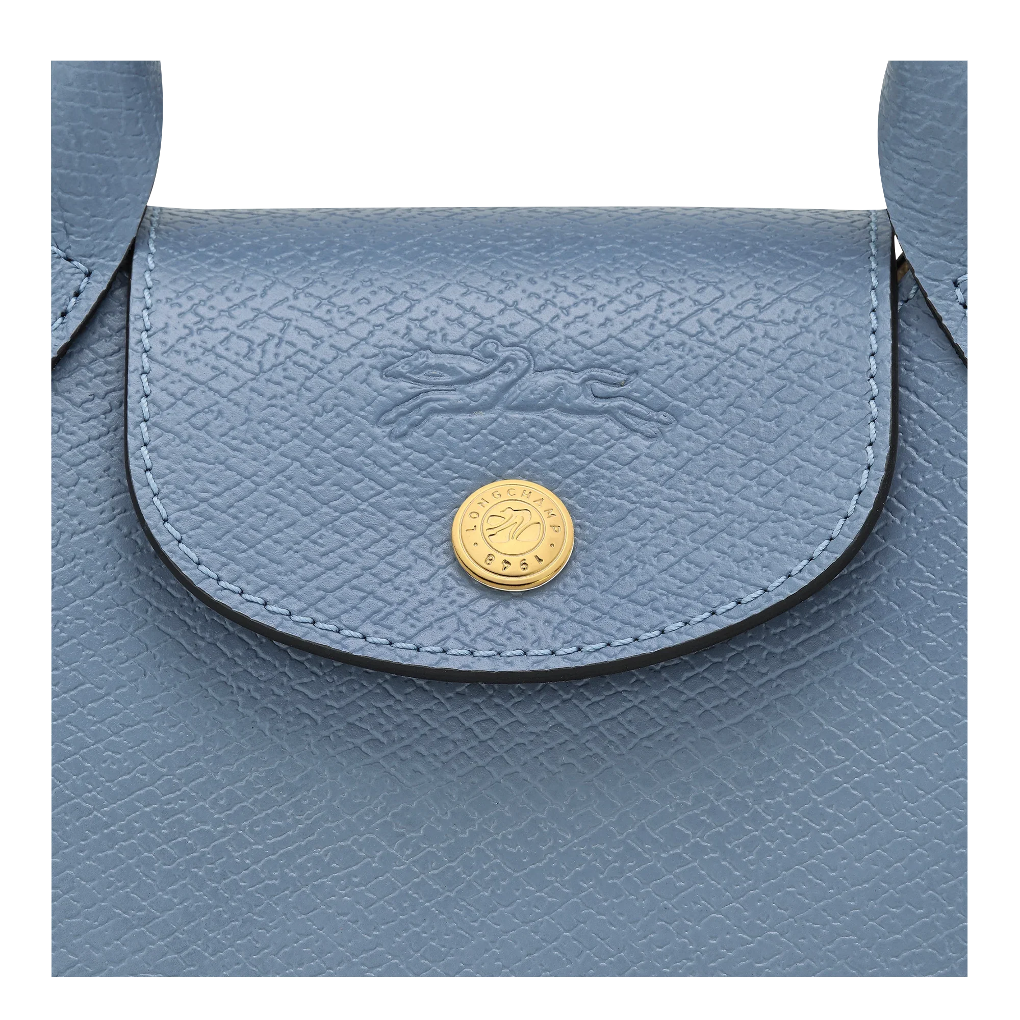 תקריב תיק עור כחול Longchamp עם הטבעות מותג ובכפתור זהב, בחנות המותגים CHOZEN