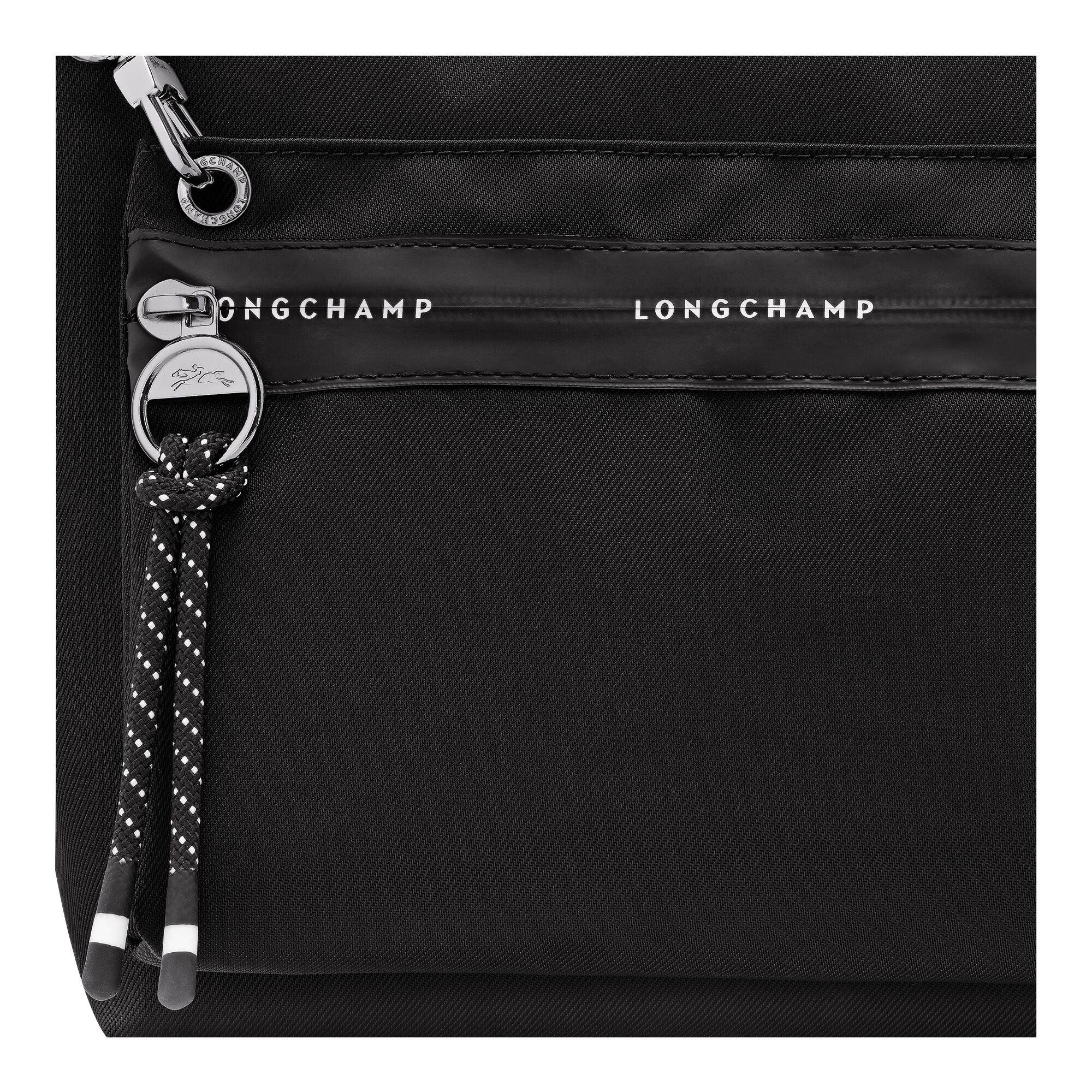 תקריב תיק שחור מבית LONGCHAMP, שרוך דקורטיבי, נמכר ב-CHOZEN היבואן הרשמי