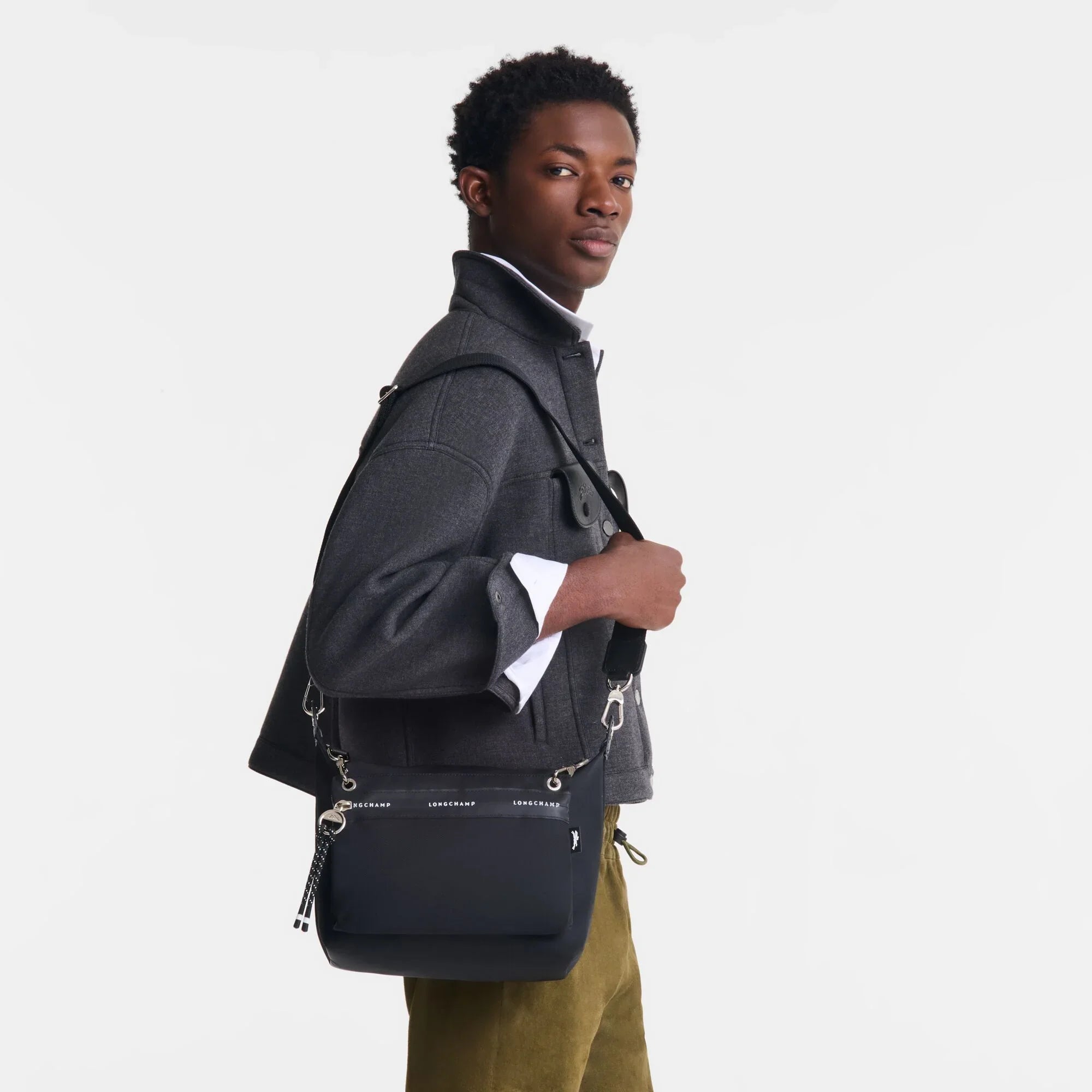 דוגמן עם תיק צד שחור של LONGCHAMP, לבוש מעיל אפור, אופנה יוקרתית CHOZEN