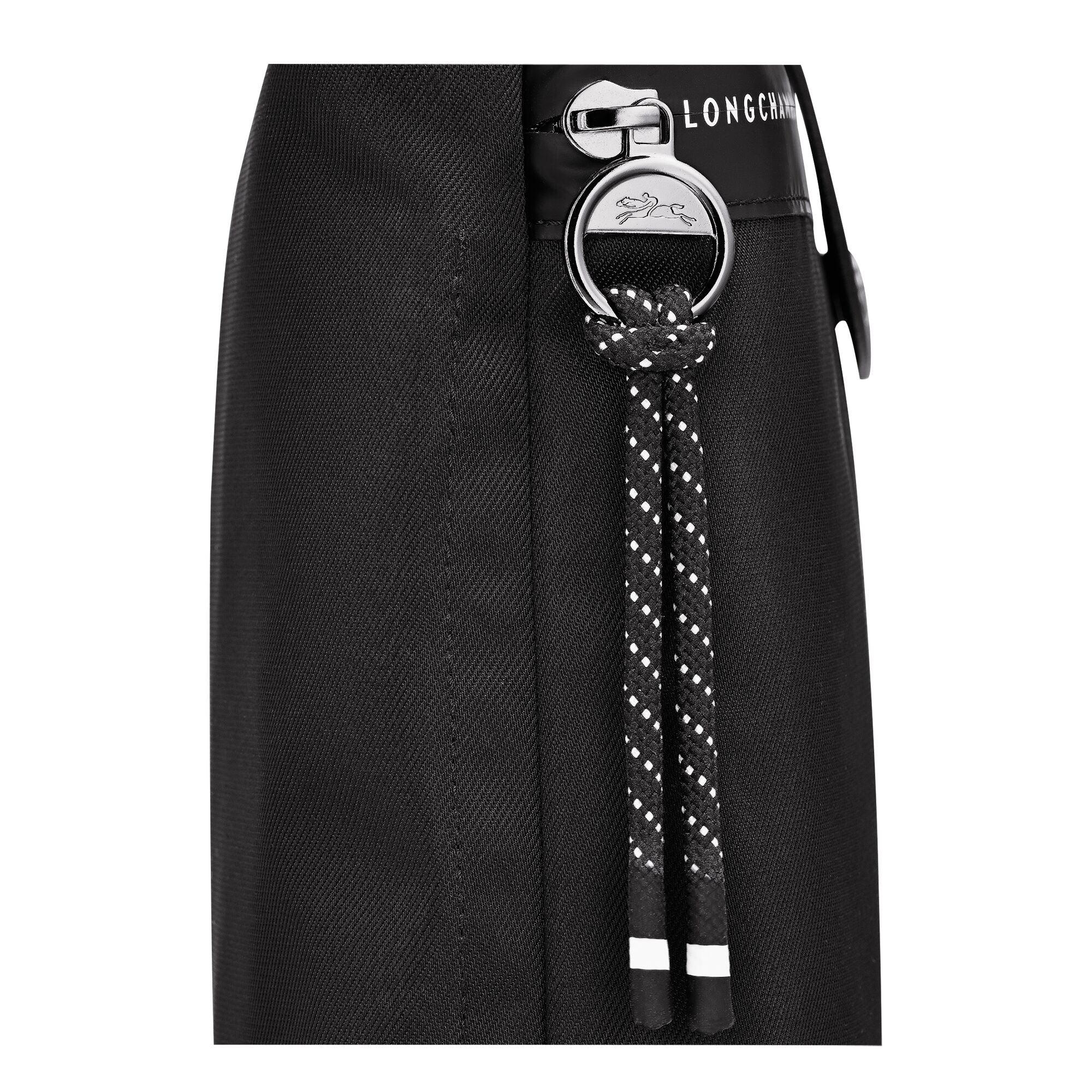 תקריב תיק שחור מעוצב עם טבעת כסף ועיטור חבל, קולקציית מותגים CHOZEN