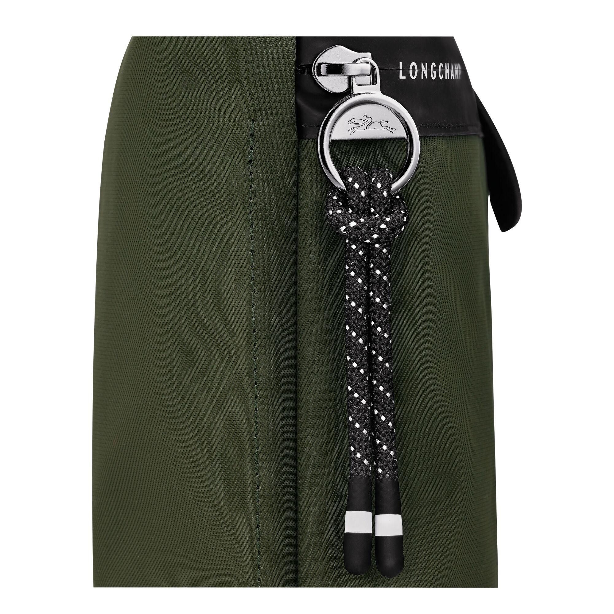 תקריב תיק ירוק של Longchamp עם טבעת כסף ושרוך שחור, קולקציית מותגים ב-CHOZEN