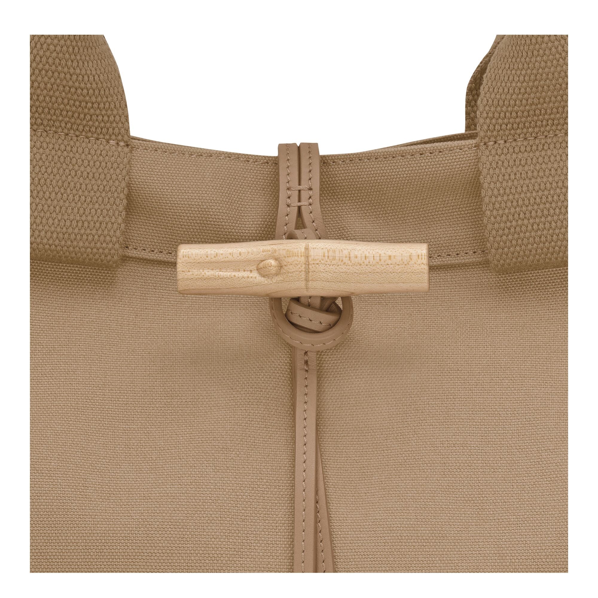 קלוז אפ של תיק בד בגוון בז', סגירת עץ דקורטיבית, עיצוב מינימליסטי ואופנתי