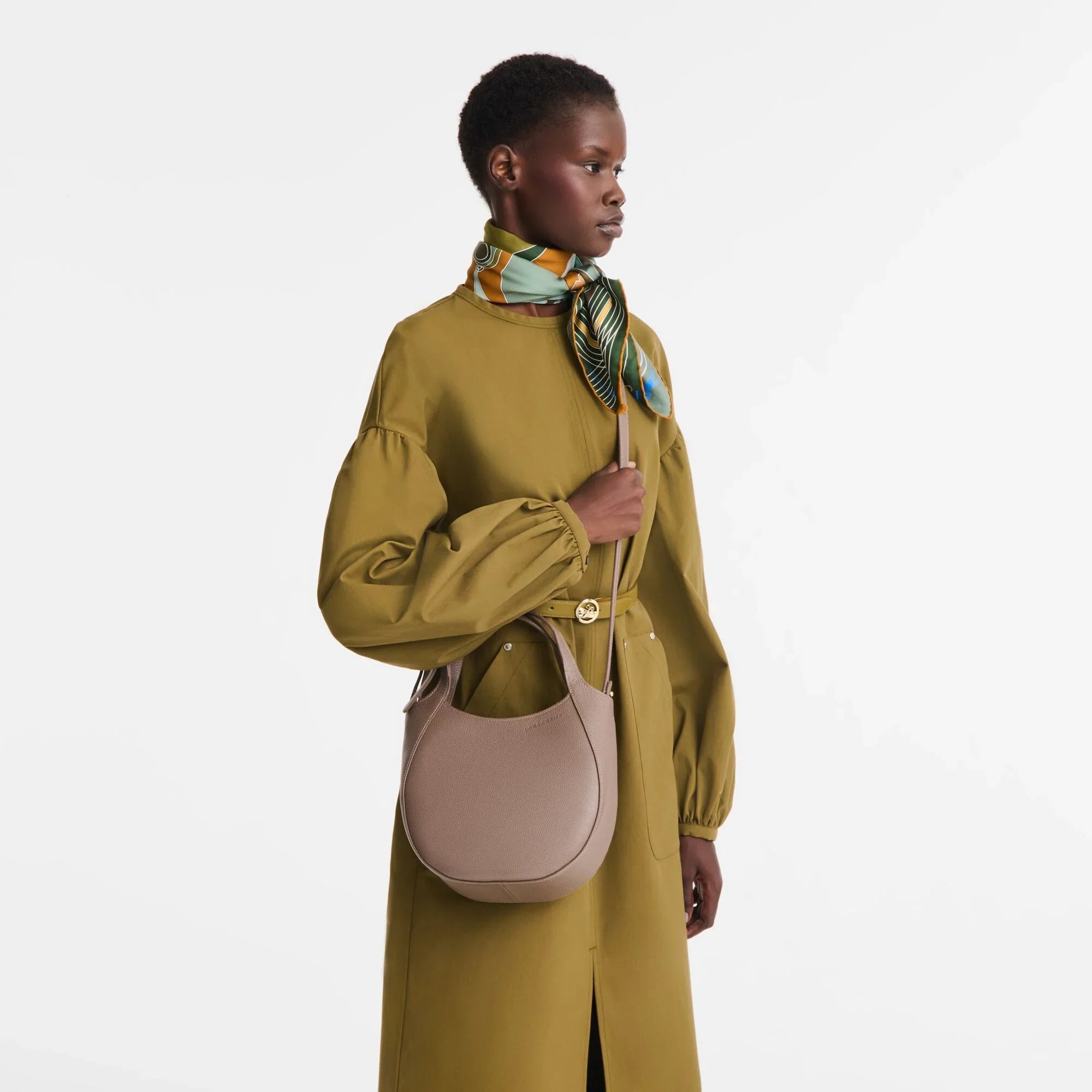 אישה עם שמלה ירוקה צעיף צבעוני ותיק צד בז' אופנתי, צילום קמפיין CHOZEN