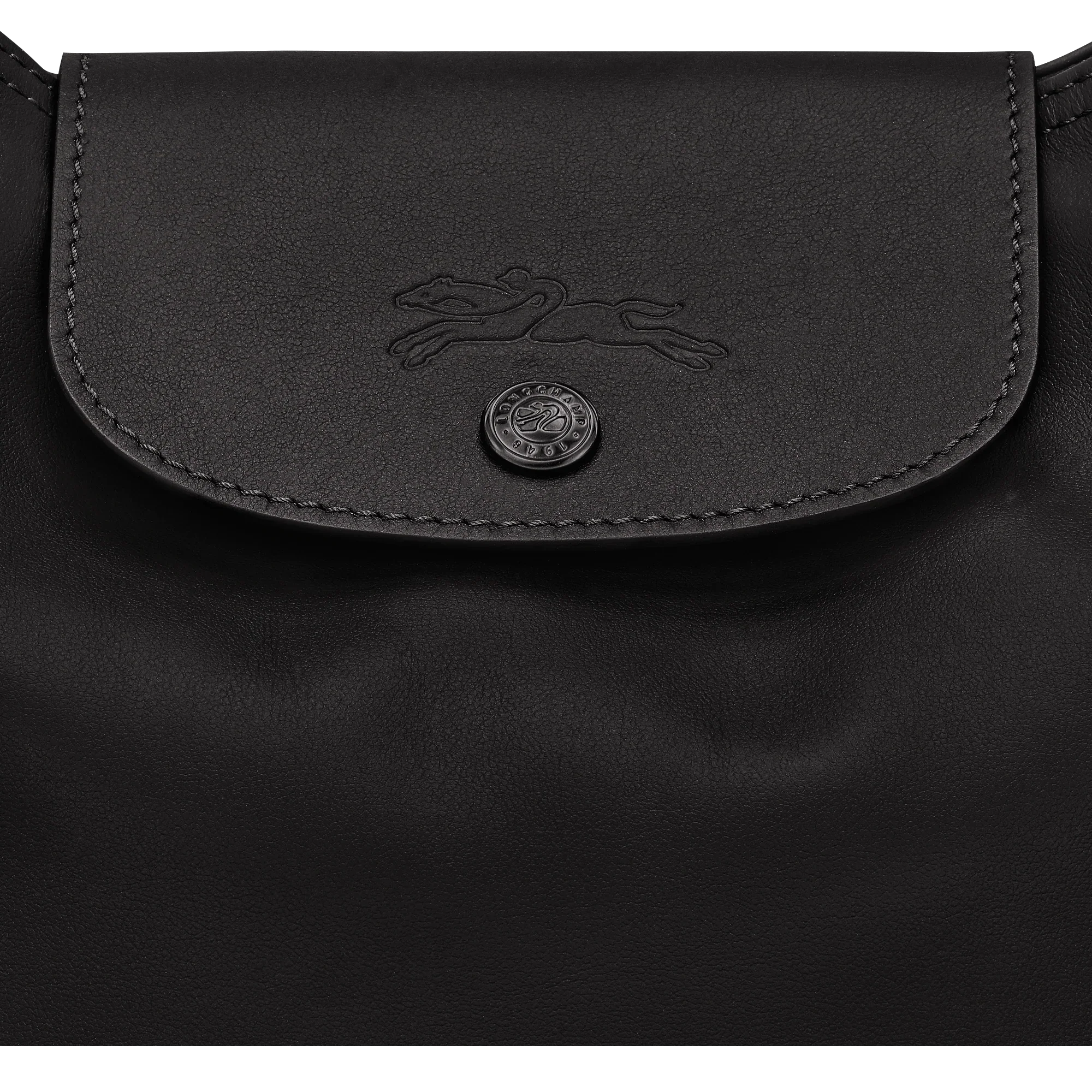 תקריב של תיק עור שחור איכותי עם סמל מותג יוקרתי, מופץ ב-CHOZEN קבוצת אלפא