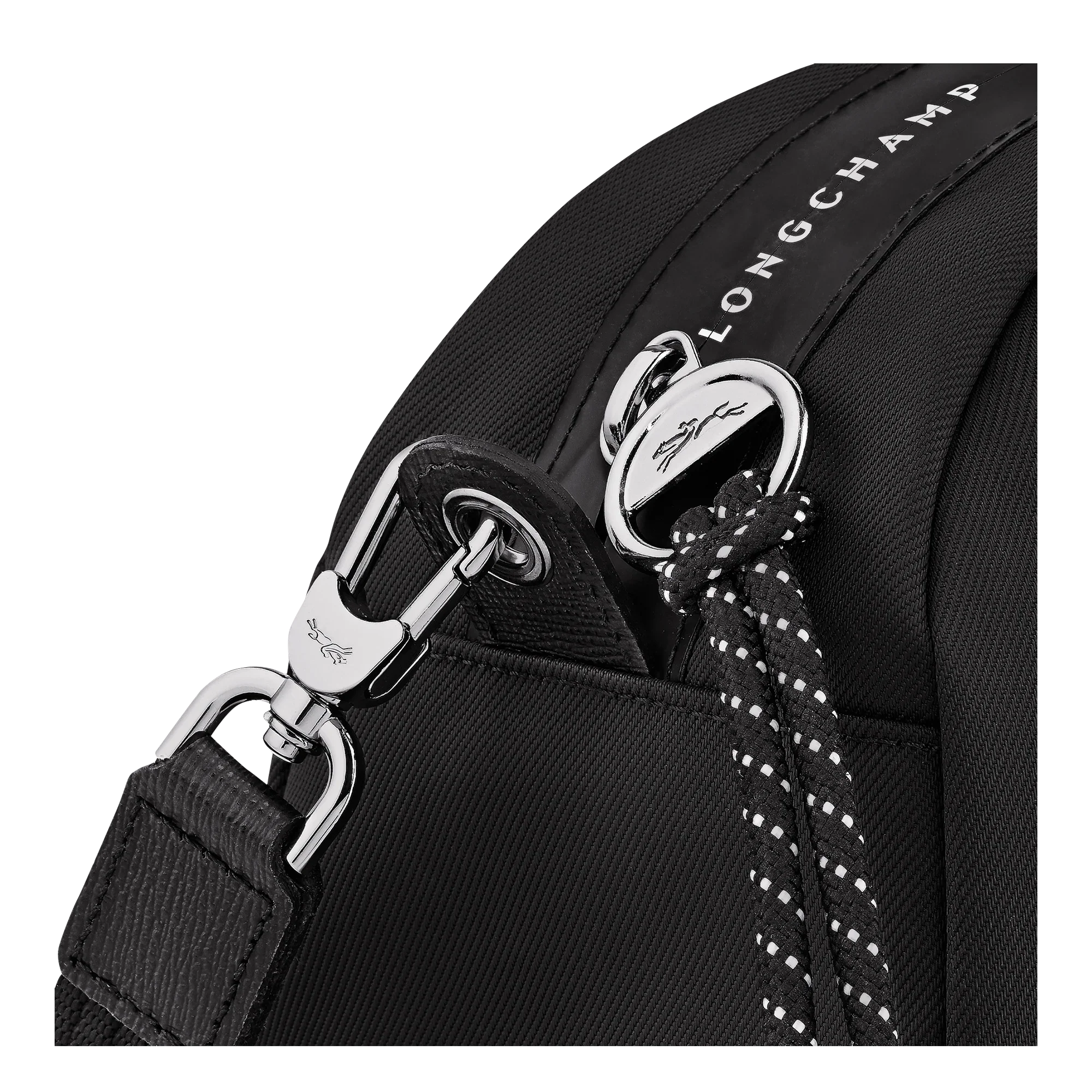 קלוז-אפ של תיק שחור LONGCHAMP עם רצועה, סוגר כסוף ושרוך, מותג יוקרה ב-CHOZEN