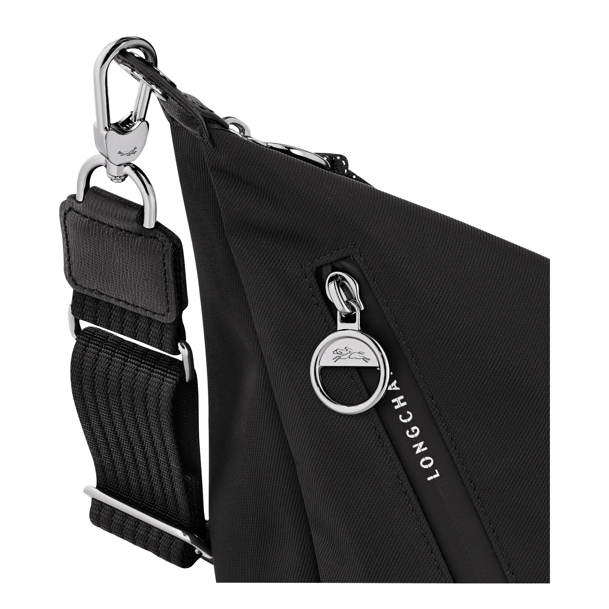 תקריב תיק צד שחור LONGCHAMP עם רצועת בד ואבזמים כסופים, מותג יוקרה CHOZEN