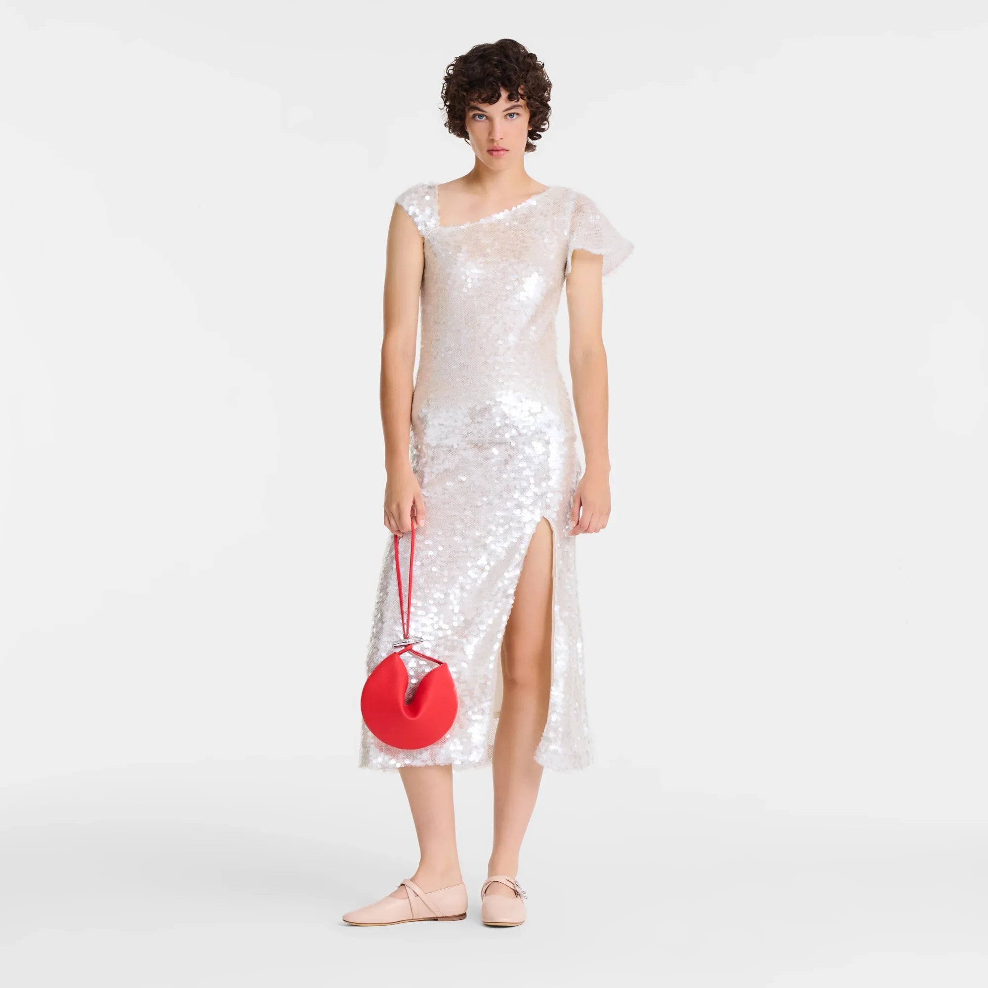 אופנה יוקרתית CHOZEN: שמלת פאייטים לבנה עם שסע, תיק יד אדום ועקבים שטוחים