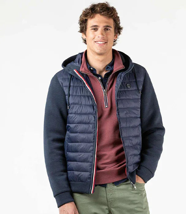 גבר לובש ג'קט פוך כחול עם קפוצ'ון, לבוש אופנתי מאת CHOZEN, מותג מבית קבוצת אלפא