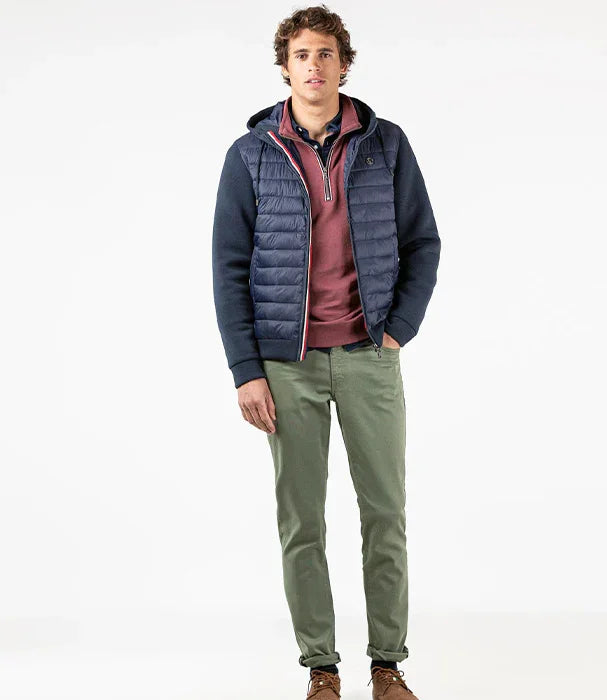 גבר לובש מעיל פוך כחול, סווטשירט בורדו ומכנס ירוק מבית CHOZEN, אופנה לגבר קבוצת אלפא