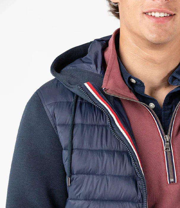 גבר עם וסט קפוצ'ון כחול אופנתי, ביגוד איכותי מבית CHOZEN קבוצת אלפא