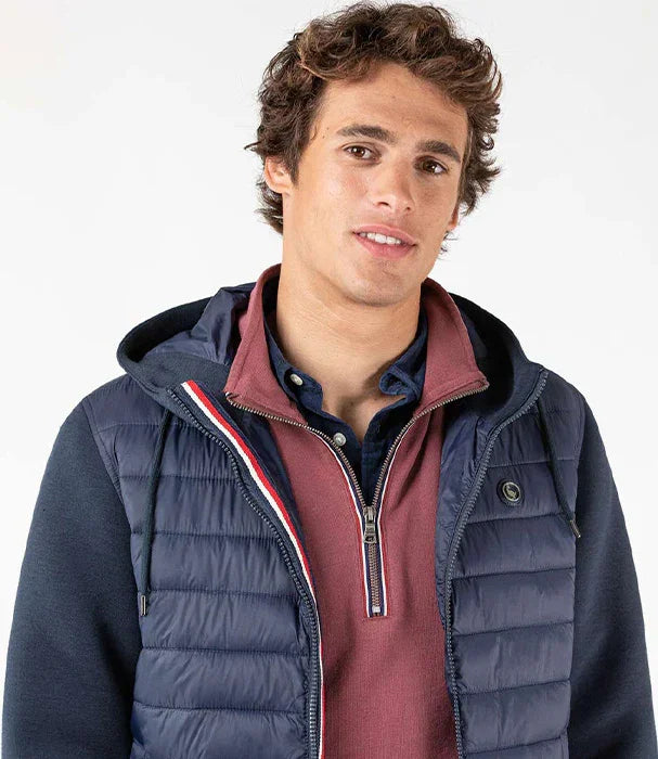 גבר בשכבות אופנה ספורטיבית, מעיל מרופד כחול עם קפוצ'ון, צילום עבור CHOZEN