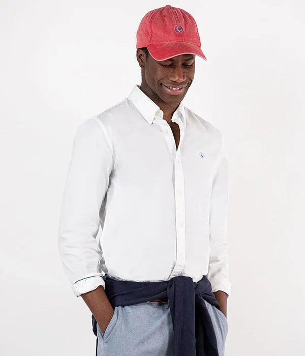 גבר לובש חולצה לבנה אלגנטית וכובע אדום, אופנת גברים ב-CHOZEN מותגים מובילים