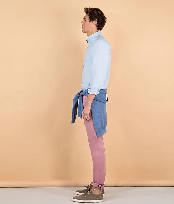 דוגמן בלבוש קז'ואל, חולצה תכלת ומכנס ורוד, לקמפיין אופנה של CHOZEN