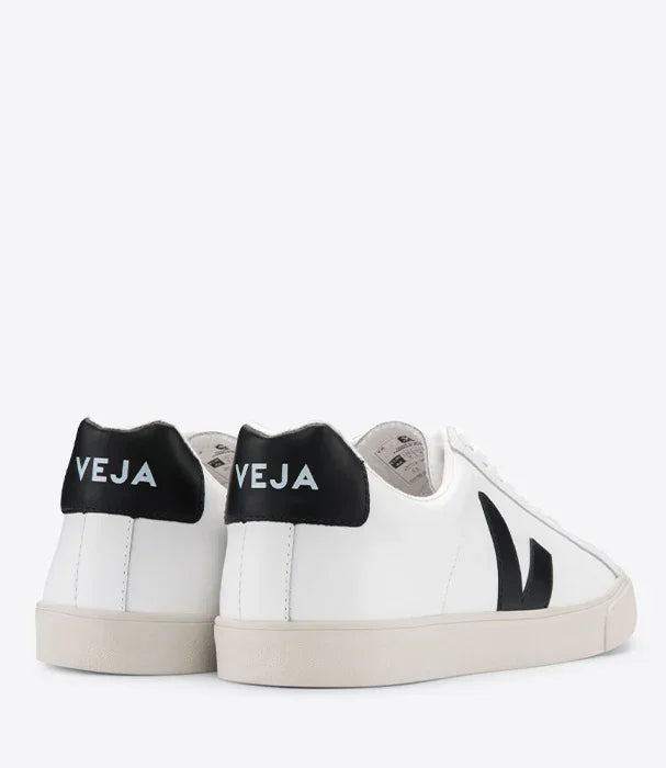 נעלי סניקרס VEJA לבנות עם עקב שחור ולוגו, אופנת מותגים ב-CHOZEN