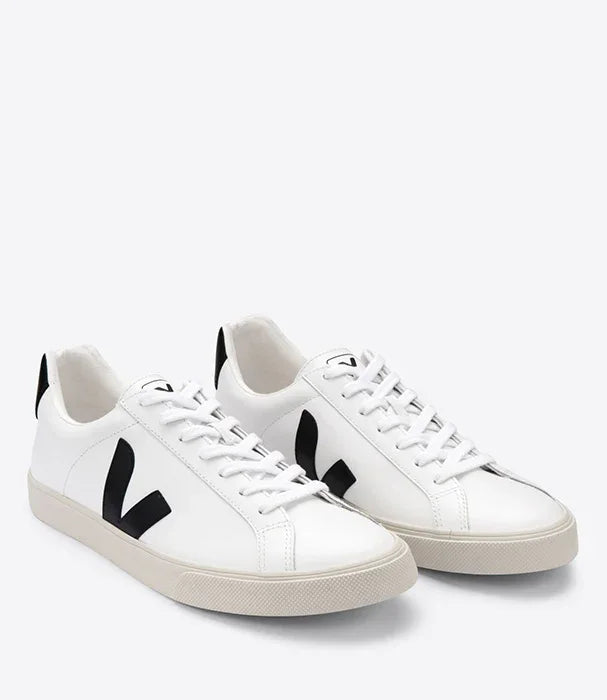 נעלי סניקרס לבנות עם סוליה בהירה ולוגו שחור בולט, CHOZEN מותגים מובילים