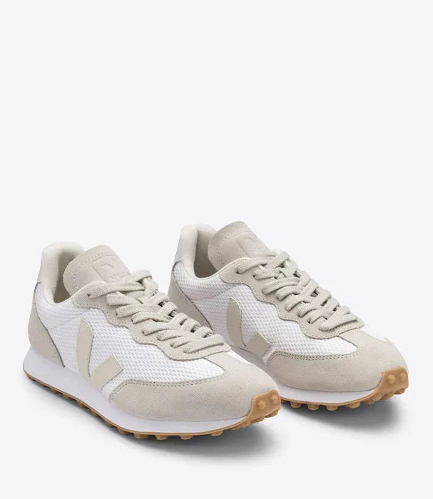 סניקרס נייטרליים מבד ורשת בגווני לבן ובז', מותג מוביל בבחירת CHOZEN