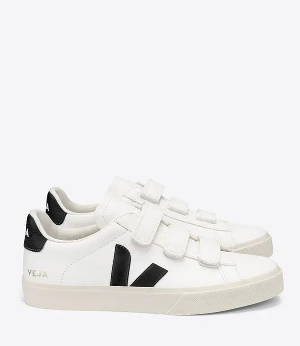 נעלי סניקרס Veja לבנות עם סקוצ'ים ולוגו שחור, אופנה יוקרתית באתר CHOZEN