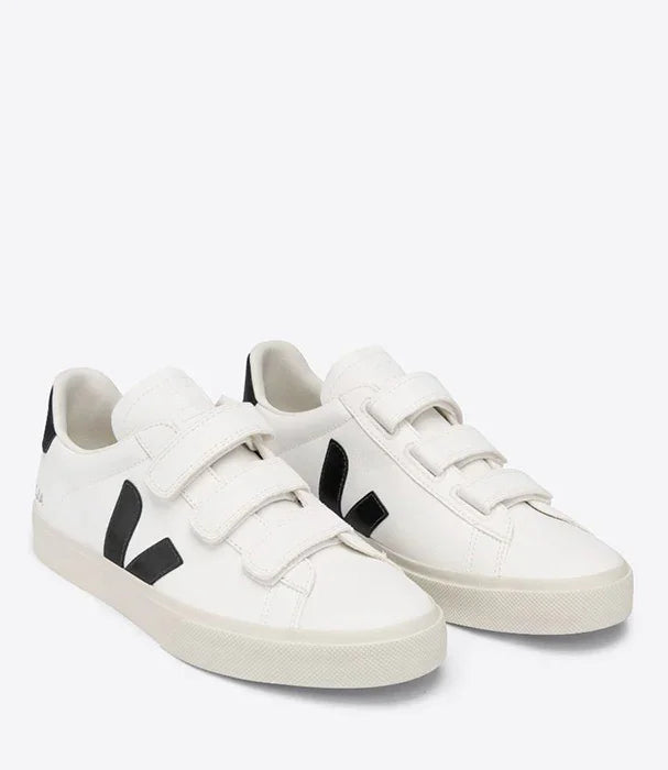 נעלי סניקרס לבנות עם סגירת סקוץ' ולוגו שחור, אופנת CHOZEN, מותגים מובילים