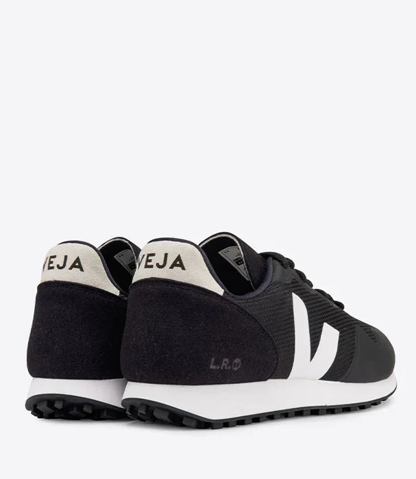 נעלי סניקרס Veja שחורות עם סוליה לבנה, עיצוב קלאסי, מותגי יוקרה ב-CHOZEN