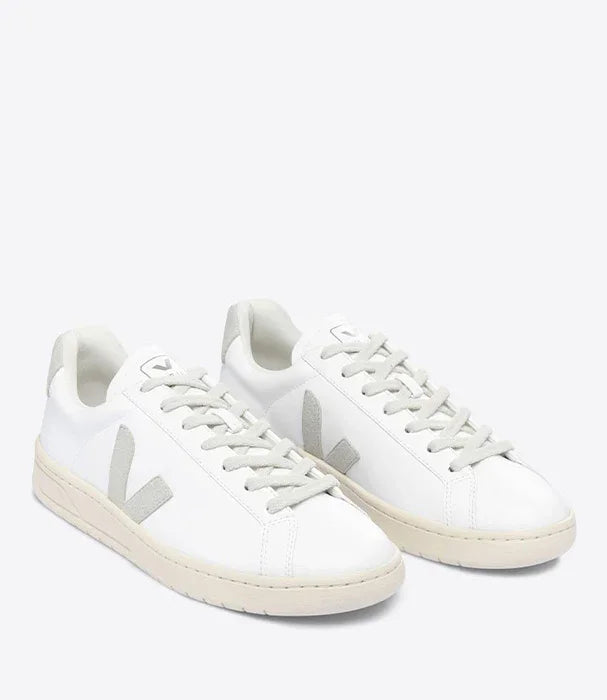 סניקרס לבנות אופנתיות לגברים ונשים של מותג מוביל, על רקע לבן, CHOZEN