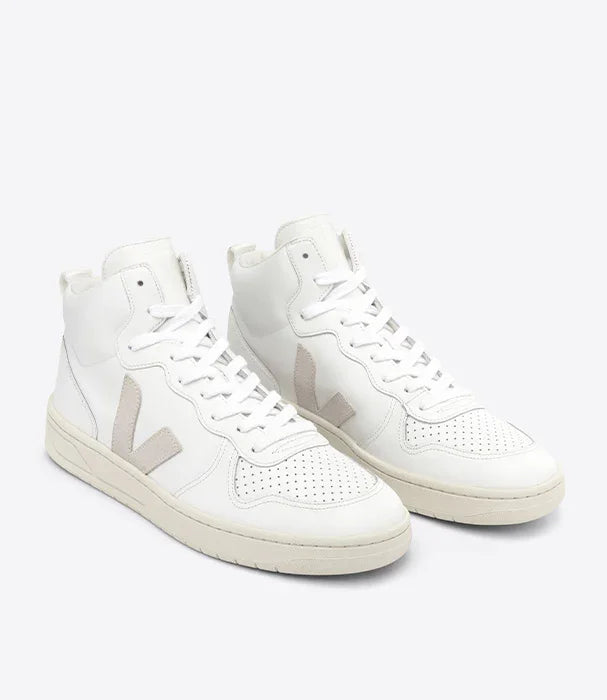 סניקרס גבוהות Veja לבנות עם סוליה בהירה ולוגו V בצד, נעלי מותגים ב-CHOZEN