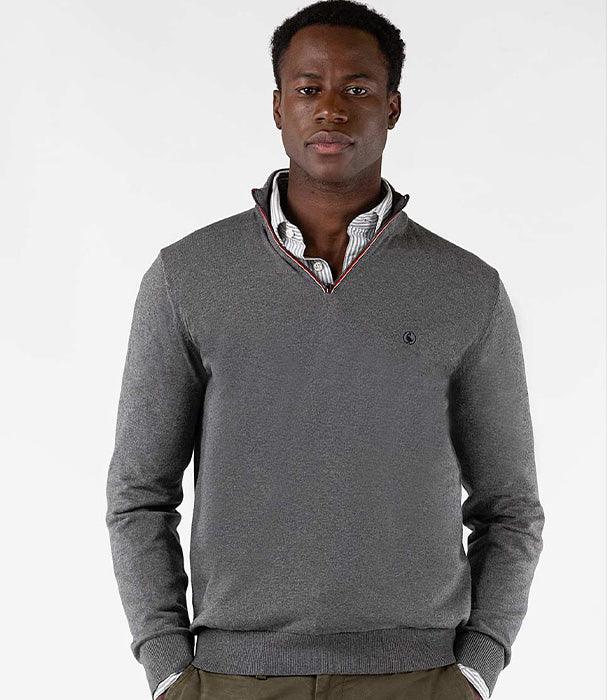 גבר לובש סוודר אפור אופנתי CHOZEN, צילום אולפן מקצועי, מותגים מובילים מבית קבוצת אלפא