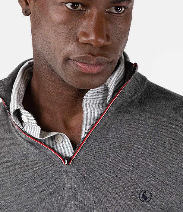 גבר לובש סוודר אפור עם קולר, מתחת חולצה מכופתרת מפוספסת, אופנה יוקרתית CHOZEN