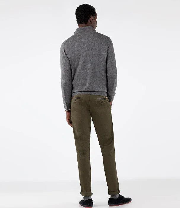 גבר עם סוודר אפור ומכנס ירוק עומד עם הגב, אופנה מודרנית מחנות CHOZEN