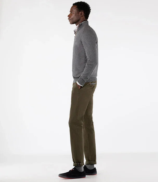 דוגמן לובש סוודר אפור ומכנסיים ירוקים, אופנת גברים CHOZEN, רקע לבן נקי