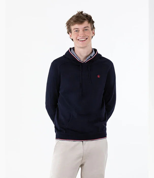 דוגמן בחולצת קפוצ'ון כהה ומכנסיים בהירים, אופנת גברים CHOZEN מותגים מובילים