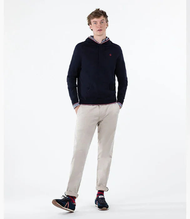 דוגמן עם סווטשירט כחול כהה, מכנסיים בז', ונעלי ספורט, אופנה לגברים CHOZEN