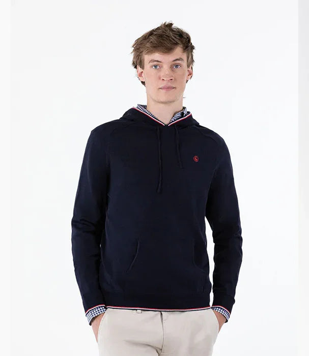 דגם גבר לובש קפוצ׳ון כחול כהה אופנתי של CHOZEN, מותג מוביל באתר קבוצת אלפא