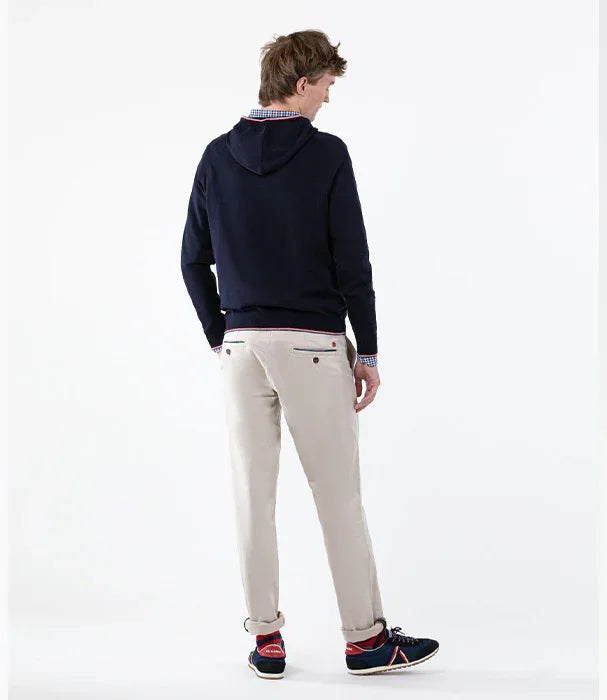 גבר עם סווטשירט כחול ומכנס בז', אופנת גברים CHOZEN מותגים מובילים