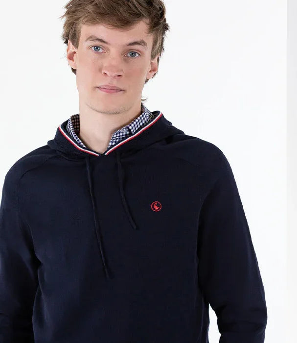 דוגמן לובש סוויטשירט כחול כהה עם לוגו אדום מותג CHOZEN, חולצה משובצת מתחת