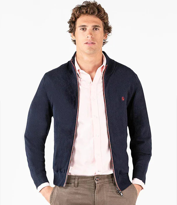 גבר עם חולצה ורודה וז'קט כחול בוהה למצלמה, אופנה יוקרתית CHOZEN