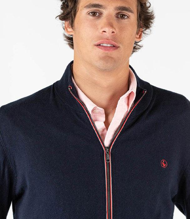 גבר לובש סווטשירט רוכסן כחול וחולצה ורודה, צילום אופנה CHOZEN