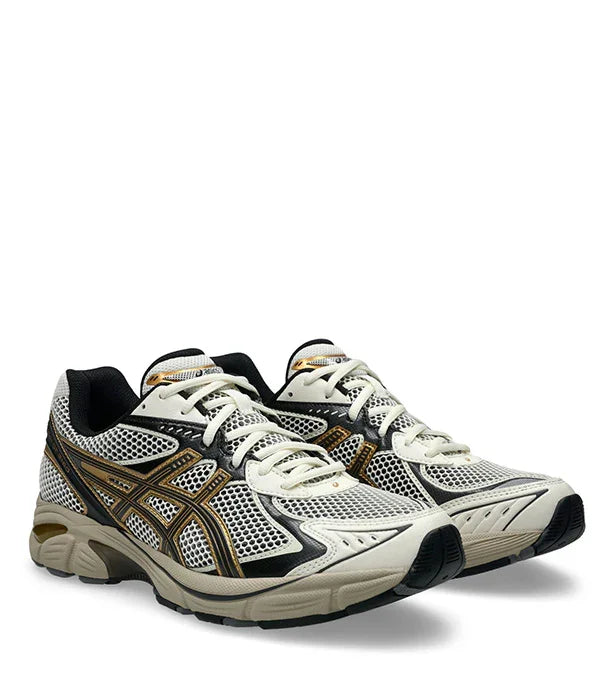 נעלי ספורט Asics בצבע לבן ושחור עם פרטים בזהב, מאווררות לגברים, ייבוא קבוצת אלפא