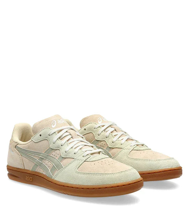 נעלי אסיקס סניקרס בז׳ ירוק עם סוליית גומי, דגם מוביל מבית קבוצת אלפא