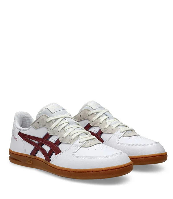 נעלי אסיקס לבנות עם סוליה חומה וסמל אדום, מותג מוביל באתר CHOZEN